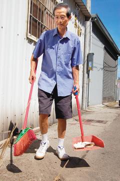 臺灣老鎮(zhèn)長義務掃街11年:“就當運動啦”(圖)
