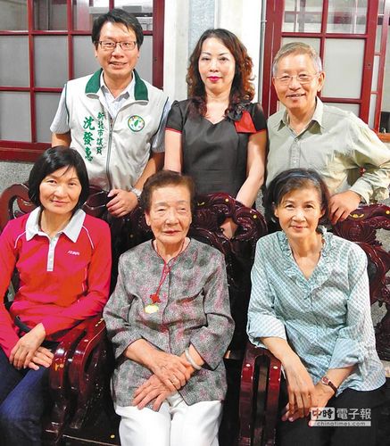 103歲老人天天讀報(bào)培養(yǎng)出醫(yī)生世家(圖)