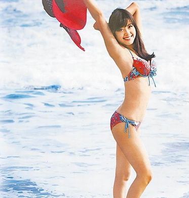 空姐自掏腰包拍月歷比基尼黑紗裙神秘嫵媚(圖)