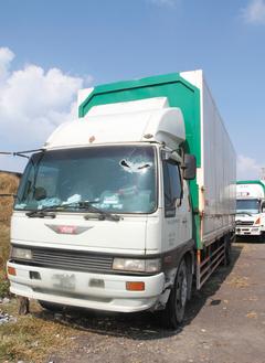 不明鐵管飛刺擋風(fēng)玻璃削破司機頭骨(圖)