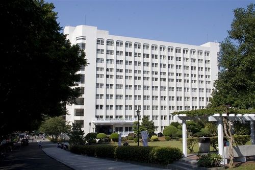 學生坐12樓采光罩抽煙摔死學校賠166萬臺幣