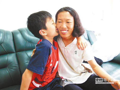 每天親一下小暖男助媽媽走出喪夫陰霾(圖)