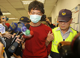 鄭捷首被提訊稱不想見(jiàn)家人 贊看守所飯"真好吃"(圖) 鄭捷首被提訊稱不想見(jiàn)家人 贊看守所飯"真好吃"(圖)