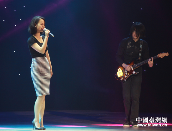 北大十佳歌手馬曉琳為兩岸青年獻唱歌曲《hello dolly》。 北大十佳歌手馬曉琳為兩岸青年獻唱歌曲《hello dolly》。