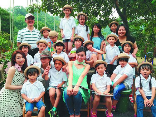 臺空姐到小學(xué)拍月歷做公益被贊“人美心更美”