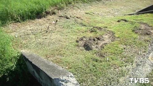 陷泥堆自身難保 救護車救人反被困 陷泥堆自身難保 救護車救人反被困