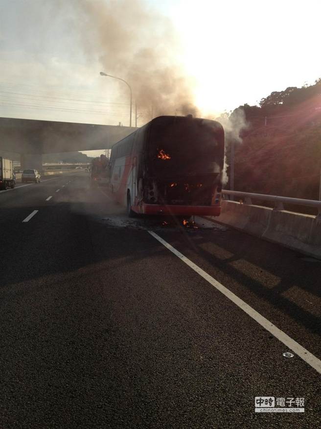 起火的游覽車,警消趕抵將火勢撲滅、無人受傷 起火的游覽車,警消趕抵將火勢撲滅、無人受傷