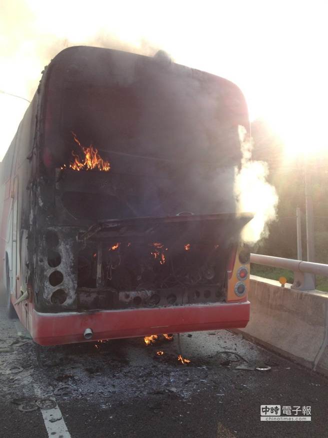 起火的游覽車,警消趕抵將火勢撲滅、無人受傷 起火的游覽車,警消趕抵將火勢撲滅、無人受傷