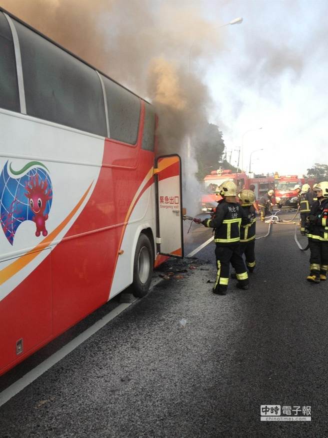 起火的游覽車,警消趕抵將火勢撲滅、無人受傷 起火的游覽車,警消趕抵將火勢撲滅、無人受傷