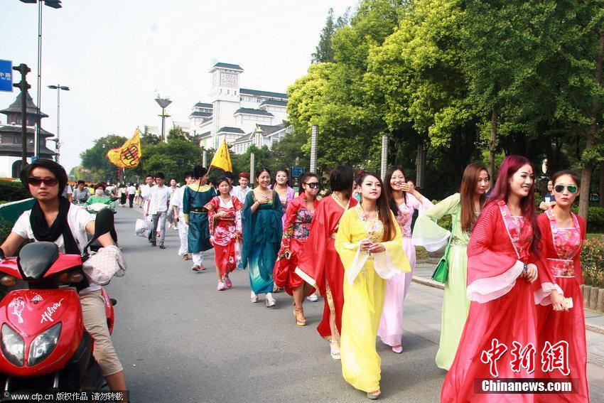 揚州百人古裝游街 裝扮雷倒眾人 揚州百人古裝游街 裝扮雷倒眾人
