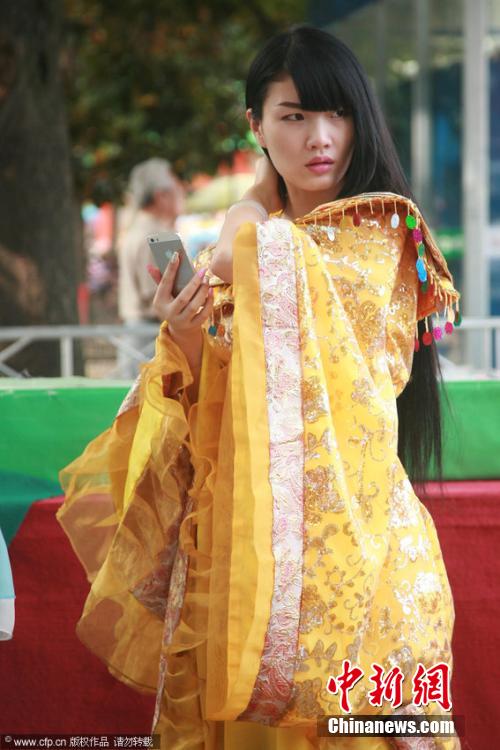 揚州百人古裝游街 裝扮雷倒眾人 揚州百人古裝游街 裝扮雷倒眾人