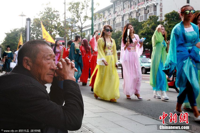 揚州百人古裝游街 裝扮雷倒眾人 揚州百人古裝游街 裝扮雷倒眾人