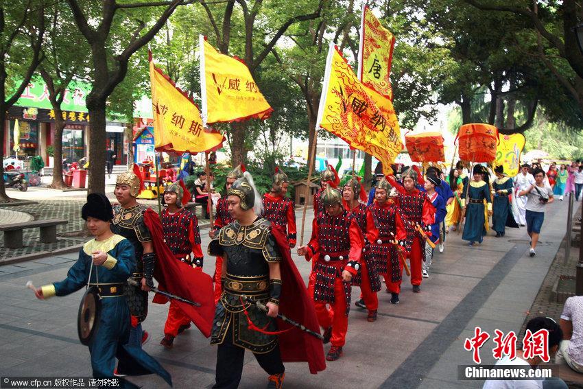 揚州百人古裝游街 裝扮雷倒眾人 揚州百人古裝游街 裝扮雷倒眾人