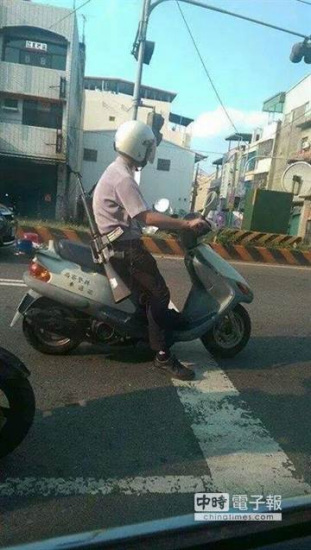 臺警察背長槍騎摩托車上街網友熱議神回復(圖) 臺警察背長槍騎摩托車上街網友熱議神回復(圖)