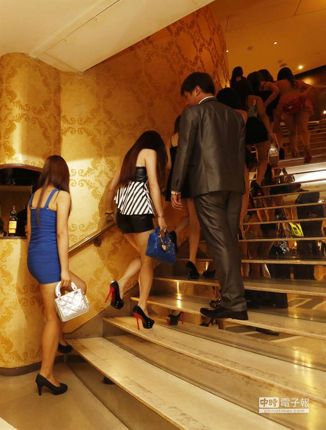 臺(tái)北殺警案引發(fā)掃黑潮,警方黃金時(shí)段臨檢。(圖片來源:臺(tái)灣《中國(guó)時(shí)報(bào)》) 臺(tái)北殺警案引發(fā)掃黑潮,警方黃金時(shí)段臨檢。(圖片來源:臺(tái)灣《中國(guó)時(shí)報(bào)》)