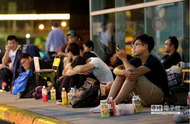 臺(tái)灣26日凌晨開賣iPhone6 狂熱果粉排長(zhǎng)龍(圖) 臺(tái)灣26日凌晨開賣iPhone6 狂熱果粉排長(zhǎng)龍(圖)