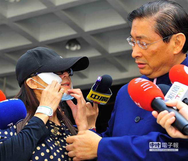 張安樂(右)陪同在潤泰集團工地工作的大陸籍配偶海棠(左)到臺北地檢署按鈴提告” 張安樂(右)陪同在潤泰集團工地工作的大陸籍配偶海棠(左)到臺北地檢署按鈴提告”