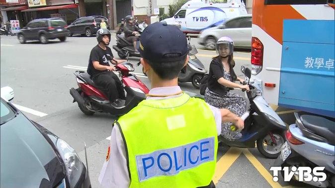 交警開(kāi)罰單有業(yè)績(jī)壓力? 1月未達(dá)10件警記申誡被質(zhì)疑 交警開(kāi)罰單有業(yè)績(jī)壓力? 1月未達(dá)10件警記申誡被質(zhì)疑