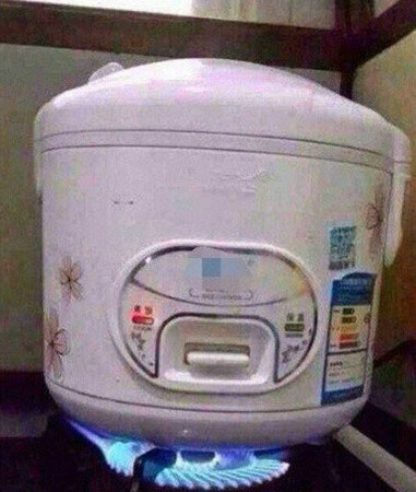 “這場災難,將從煤氣爐上的電飯鍋開始。” “這場災難,將從煤氣爐上的電飯鍋開始。”