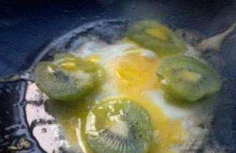 “女友在美國待過,喝過洋墨水的,她說當地人吃獼猴桃都是配雞蛋的。” “女友在美國待過,喝過洋墨水的,她說當地人吃獼猴桃都是配雞蛋的。”