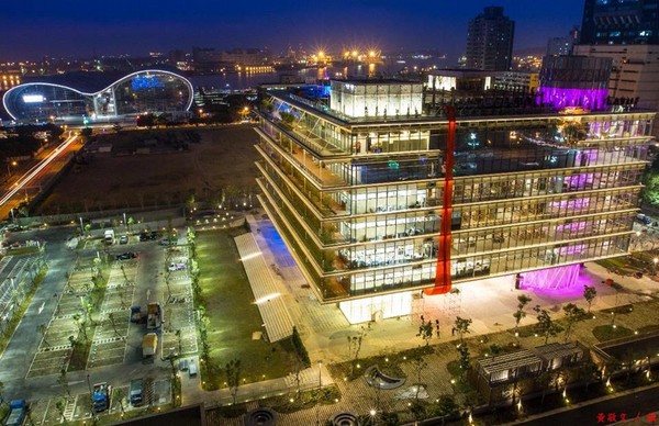 高雄圖書總館被怨“吵得像游樂園” 吃東西打鬧皆上演 高雄圖書總館被怨“吵得像游樂園” 吃東西打鬧皆上演