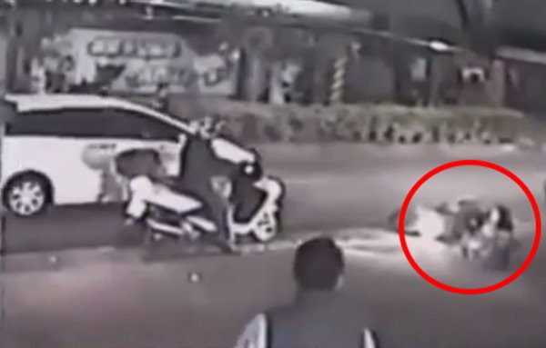 Ů�ӱ�ײ����·߅�]���� �H��Թ�����(hu��)̫��Į