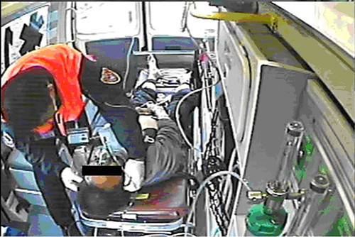 男子遭蜂蜇情況危急救護人員緊急施救助其脫險 男子遭蜂蜇情況危急救護人員緊急施救助其脫險