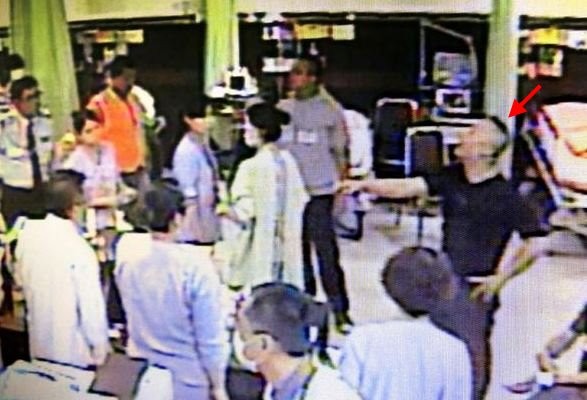 簡姓嫌犯(紅箭頭所指)帶人闖進急診室毆打被害人。(臺媒翻攝圖片) 簡姓嫌犯(紅箭頭所指)帶人闖進急診室毆打被害人。(臺媒翻攝圖片)