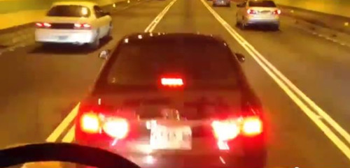 男子不滿公交車沒禮讓 隧道內(nèi)急停擋車遭起訴(圖) 男子不滿公交車沒禮讓 隧道內(nèi)急停擋車遭起訴(圖)