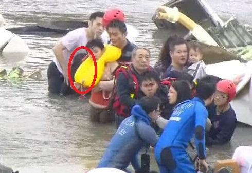 ���������`����Ƭ��Ů�������r��������߀�ߓ��ں󷽣��������µ�����߀���ִ���������