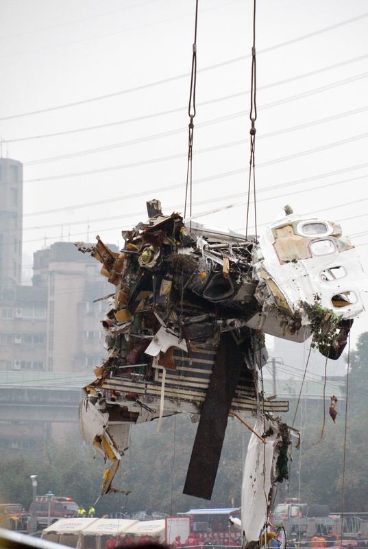 復興航空失事現場,5日上午10時23分吊掛發動機與殘骸時,發現機艙內還有1具遺體 復興航空失事現場,5日上午10時23分吊掛發動機與殘骸時,發現機艙內還有1具遺體