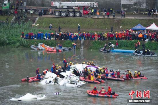 當地救援人員在空難現場實施救援 當地救援人員在空難現場實施救援