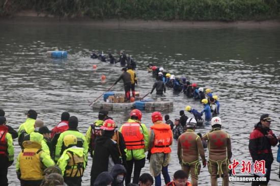 復(fù)興空難第8日出動(dòng)平臺(tái)船載挖土機(jī) 力尋失蹤者 復(fù)興空難第8日出動(dòng)平臺(tái)船載挖土機(jī) 力尋失蹤者