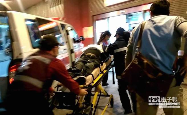 竹北警匪槍戰:在逃嫌犯轎車后車廂被逮(組圖) 竹北警匪槍戰:在逃嫌犯轎車后車廂被逮(組圖)