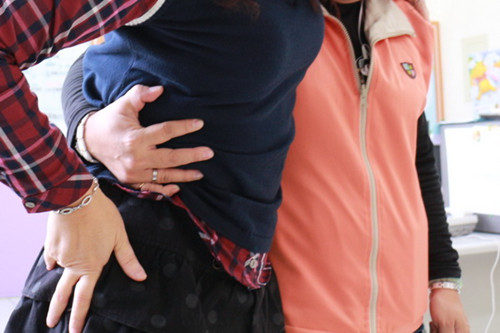 長(zhǎng)期腰痛患者打一個(gè)噴嚏突下半身動(dòng)不了(圖)