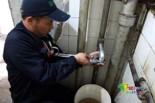 圖為維修工提供上門維修服務(wù)。受訪者供圖