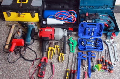 圖為每位維修工配備的維修工具。據(jù)介紹,這套維修工具價(jià)值3000元。受訪者供圖