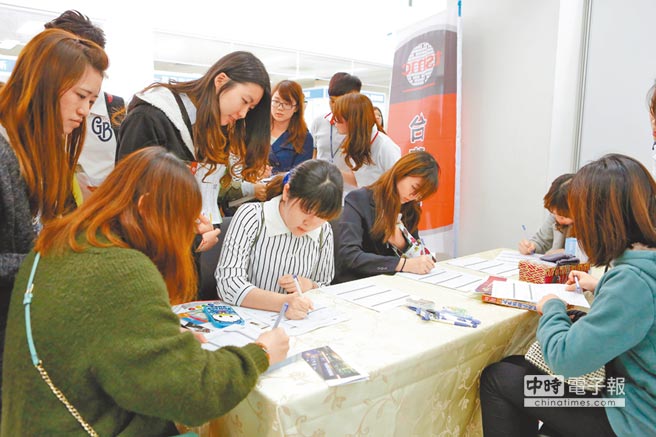 火星文、離譜句太多 臺(tái)灣企業(yè)面試流行考作文 火星文、離譜句太多 臺(tái)灣企業(yè)面試流行考作文