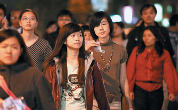 最新統計,臺灣地區人口總量超過2345萬,其中女性比男性多5萬多人。 最新統計,臺灣地區人口總量超過2345萬,其中女性比男性多5萬多人。