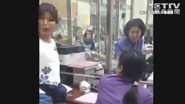 臺灣一婦人到郵局換錢因沒全給新鈔 現(xiàn)場飆罵不止 臺灣一婦人到郵局換錢因沒全給新鈔 現(xiàn)場飆罵不止