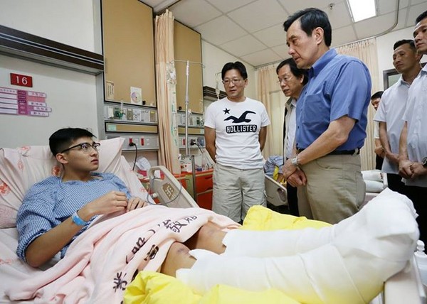 馬英九探病惹議 患者抱不平:他不會表達但眼睛會說話 馬英九探病惹議 患者抱不平:他不會表達但眼睛會說話