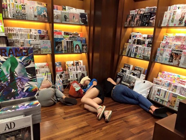 ��ѝŮֱ��˯���ڶ����\Ʒ�ذ������|ɭ���D��