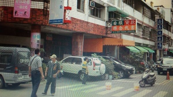 臺(tái)中一母親抱出生僅20多天男嬰跳樓 均不治身亡 臺(tái)中一母親抱出生僅20多天男嬰跳樓 均不治身亡