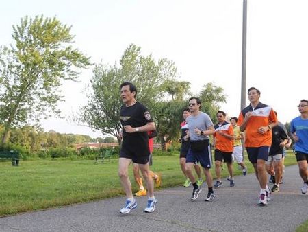 馬英九在哈佛附近穿飛虎隊(duì)T恤晨跑 民眾興奮合影 馬英九在哈佛附近穿飛虎隊(duì)T恤晨跑 民眾興奮合影