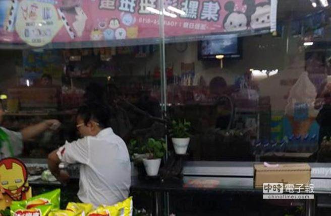 三峽倪姓初中生于大觀路超商內持刀傷人,引發恐慌。(臺媒翻攝網絡) 三峽倪姓初中生于大觀路超商內持刀傷人,引發恐慌。(臺媒翻攝網絡)