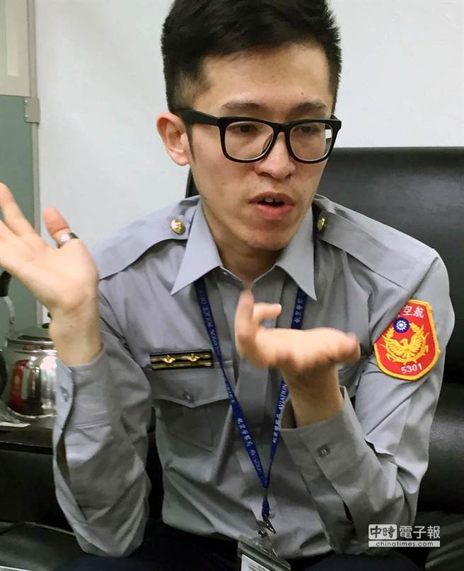 只因航警禁止旅客攜帶危安物品雪茄剪上機,航警局安檢一隊副隊長陳仲耘(如圖)就遭到王姓退休警官的兒子飆罵 只因航警禁止旅客攜帶危安物品雪茄剪上機,航警局安檢一隊副隊長陳仲耘(如圖)就遭到王姓退休警官的兒子飆罵