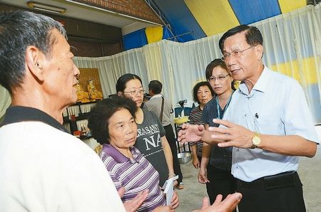 獻(xiàn)花、獻(xiàn)果、行跪拜禮臺(tái)民意代表“跑喪”學(xué)問(wèn)大