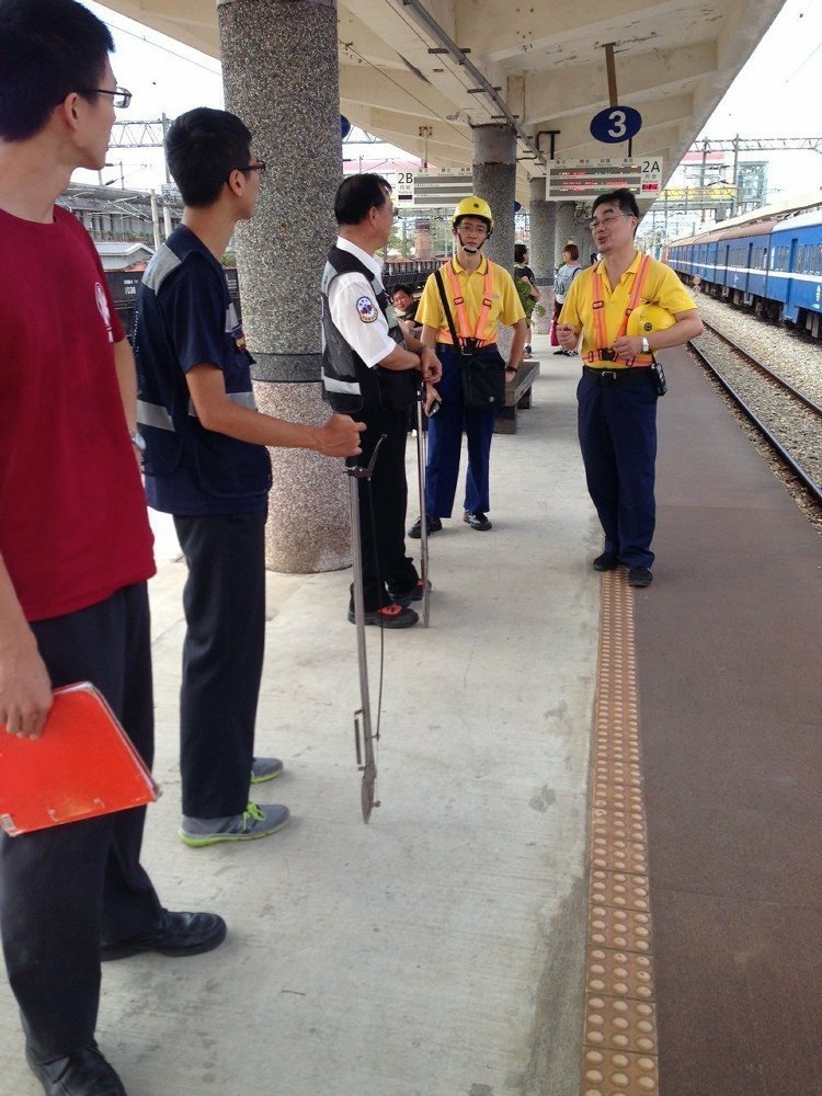 臺(tái)鐵火車驚現(xiàn)30公分小蛇 車長(zhǎng)奮勇徒手捕獲 臺(tái)鐵火車驚現(xiàn)30公分小蛇 車長(zhǎng)奮勇徒手捕獲