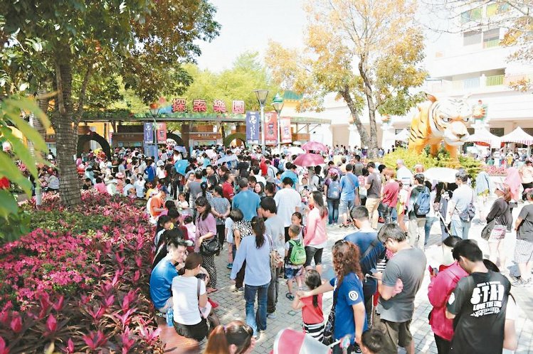 學者研究島內主題樂園排隊現象,得出半小時排隊時間是游客情緒變化轉折關鍵,值得服務業參考。(《聯合報》 宋柏誼) 學者研究島內主題樂園排隊現象,得出半小時排隊時間是游客情緒變化轉折關鍵,值得服務業參考。(《聯合報》 宋柏誼)