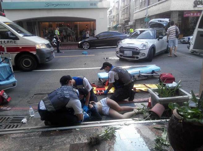 ����15�q��Ů�o���T܇��δ����ȫñ���������r�鲻ͣ�������x�_�rײ܇���ر����t���ȡ����_ý�D��